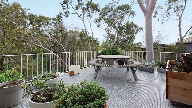 garden_furniture_and_plants_on_australian_balcony